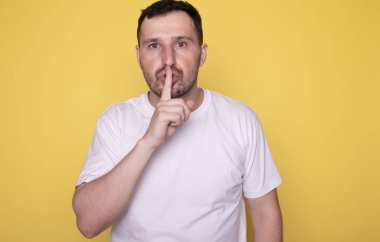 İnsanın portresi sessizce dudaklarında parmaklarıyla