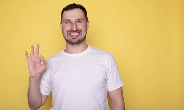 Hombre Guapo Mostrando Número Símbolo Sonriendo Mirando Cámara Fondo Amarillo — Foto de Stock