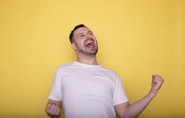 Sarı arka planda başarıyı kutlayan adam