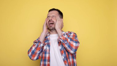 Genç adam baş ağrısı çekiyor. 