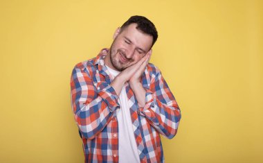 Stüdyoda uyuyan genç adam.