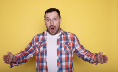 Renkli arka planda şaşırmış genç bir adamın portresi