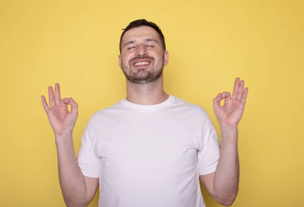 Hombre Feliz Mostrando Signo Sobre Fondo Amarillo — Foto de Stock