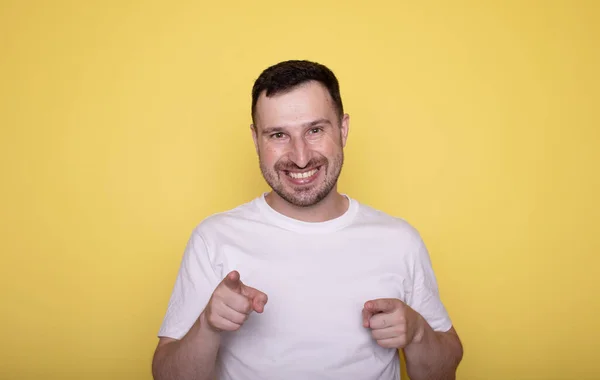 Портрет Счастливого Человека Указывающего Камеру Желтом Фоне — стоковое фото