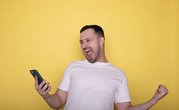 Hombre Feliz Con Teléfono Móvil Fondo Color — Foto de Stock