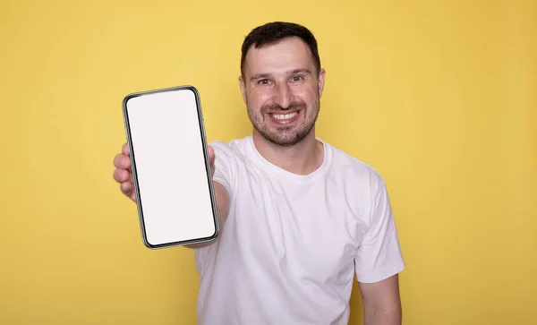 Happy Man Showing Empty Screen His Smartphone Isolated Yellow Background — Stock Photo, Image