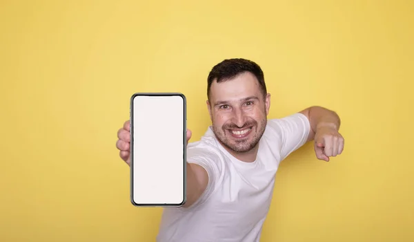 Jovem Mostrando Tela Branco Smartphone Mockup — Fotografia de Stock