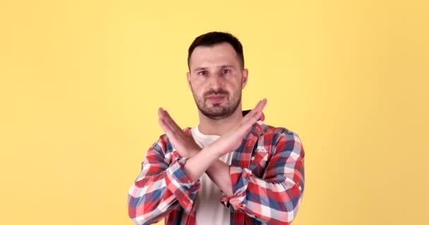 Muž Zastavení Někoho Negativním Výrazem Obličeje Přes Žluté Pozadí — Stock video