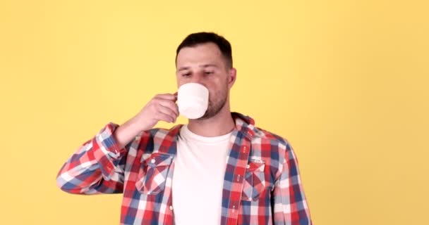 Mladý Vousatý Muž Pití Kávy Bílého Šálku Izolované Žlutém Pozadí — Stock video
