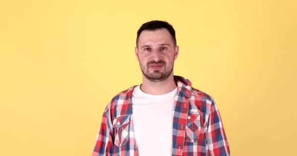 행복한 베어드 비명과 노란색 배경에 승리를 — 비디오
