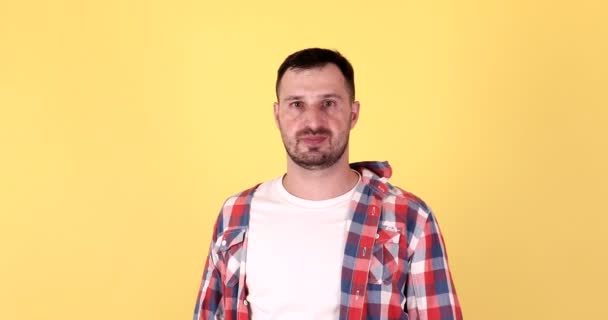 Mladý Vousatý Muž Gestikulující Rukou Ahoj Gesto Izolované Žlutém Pozadí — Stock video