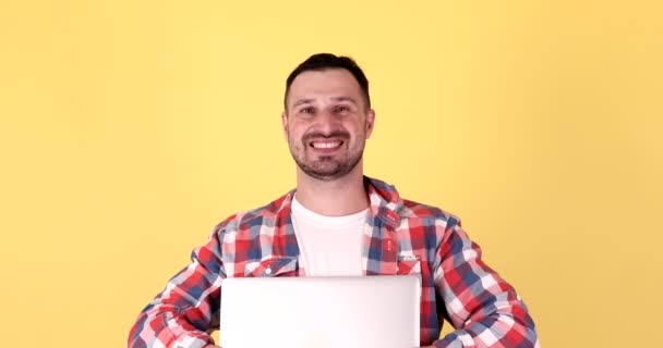 Bonito Feliz Jovem Segurando Laptop Computador Sorrindo Para Câmera Isolada — Vídeo de Stock