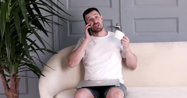 Vousatý Pohledný Mladý Muž Sedí Pohovce Pomocí Notebooku Doma — Stock video