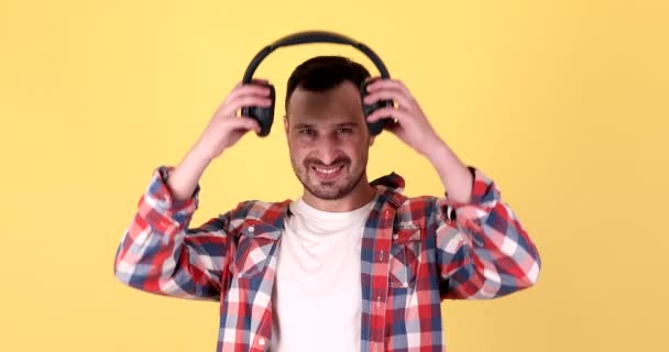 Veselý Klid Mladý Muž Poslouchat Hudbu Sluchátkách Těšit Relaxovat Izolované — Stock video
