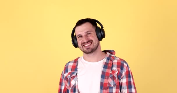 Veselý Klid Mladý Muž Poslouchat Hudbu Sluchátkách Těšit Relaxovat Izolované — Stock video