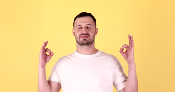 Calmez Vous Détendez Vous Équilibre Intérieur Jeune Homme Caucasien Avec — Video