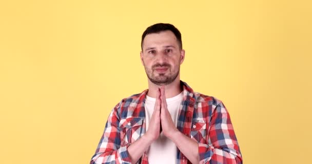 マインドフルなヨガを実践している若い男は 落ち着き 瞑想し 黄色の背景に集中しようとしている — ストック動画