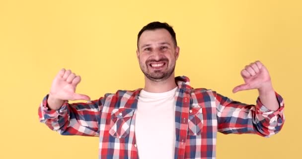 Збуджений Серед Дорослих Бородатий Чоловік Вказує Себе Ізольовано Жовтому Тлі — стокове відео