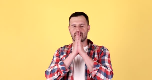 Portrét Vousatého Muže Modlícího Žebrajícího Držícího Ruce Výrazem Naděje Žlutém — Stock video
