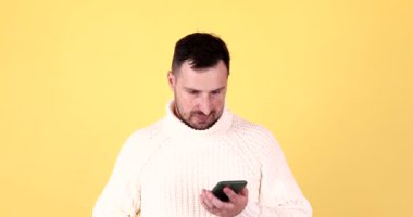 Sinirli adamın telefon konuşması var. Sarı arka plan görüşmeleri sırasında bağıran sinirli adam..