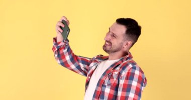 Cep telefonunda selfie çeken bir adam. Halk yaşam tarzı konsepti.