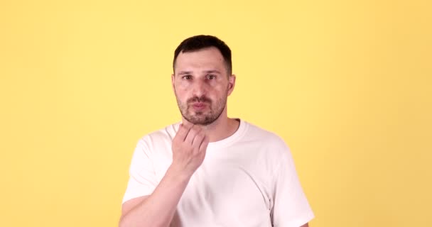 Молодой Человек Целует Отправлять Поцелуи Любовью Желтый Фон — стоковое видео