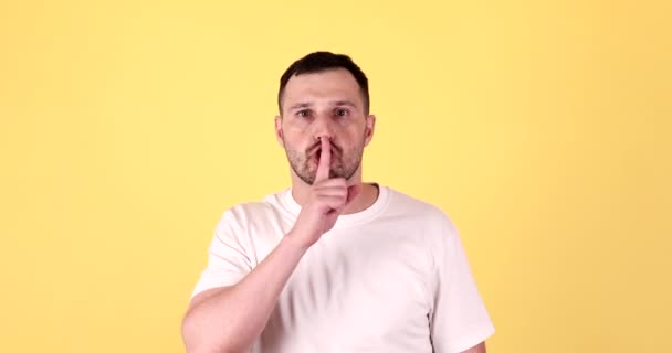 Портрет Человека Просящего Тишины Пальцем Губах — стоковое видео