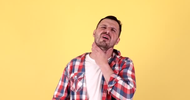 Dor Garganta Bonito Homem Segurando Pescoço Doente Sofrendo Dor Garganta — Vídeo de Stock
