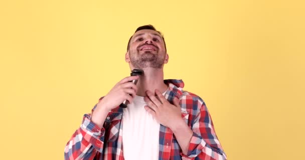 Hombre Usando Trimmer Eléctrico Para Afeitado Barba Sobre Fondo Amarillo — Vídeos de Stock