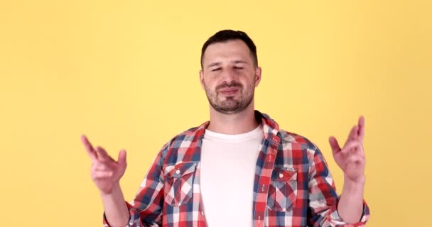 Feliz Alegre Hombre Caucásico Dedos Cruzados Pidiendo Deseo Celebrando Éxito — Vídeos de Stock