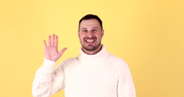 Hola Concepto Hombre Guapo Saludando Con Mano Saludando Sonriendo Cámara — Vídeos de Stock