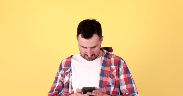 God Wow Excited Amazed Winner Man Using Smartphone Shocked Yellow — Stock Video