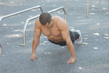 Yakışıklı kaslı genç adam spor salonunda egzersiz yapıyor.  