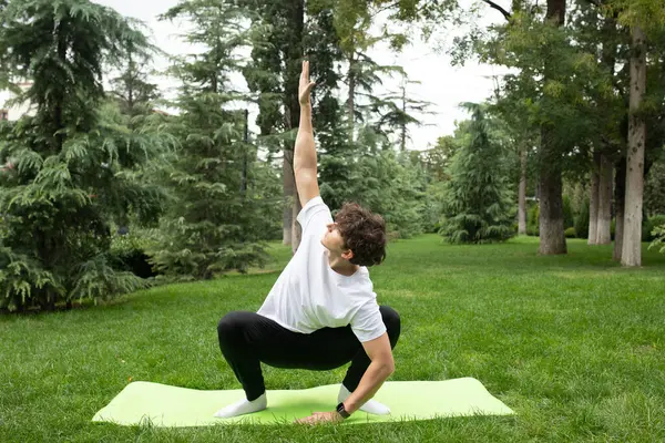 Güneşli Bir Sabahta Parkta Yoga Yapan Bir Adam Açık Havada — Stok fotoğraf