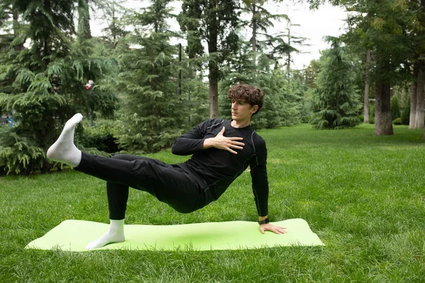 ヨガマットで庭のトレーニングで屋外で運動する男 健康のための運動 ヨガについて — ストック写真