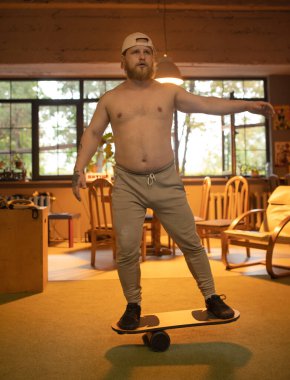 Denge kurulu. Spor için denge tahtasıyla atlet eğitimi                     