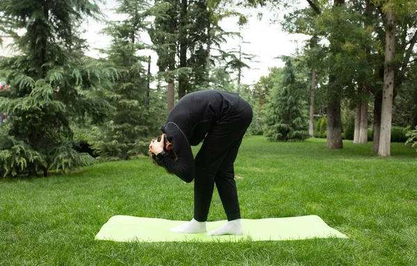 Bahçede Yoga Minderiyle Egzersiz Yapan Bir Adam Sağlık Için Egzersiz — Stok fotoğraf