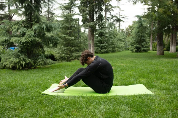 Bahçede Yoga Minderiyle Egzersiz Yapan Bir Adam Sağlık Için Egzersiz — Stok fotoğraf