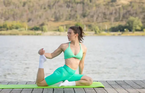 Slim Kvinna Utövar Yoga Stranden Nära Sjön Med Utomhus Träning — Stockfoto
