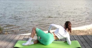 Atletik dişilerin sabah egzersizleri ve kasları vardır. Güçlü fitness direnci bant vücut egzersizi. Spor, egzersiz, kardiyo eğitimi. Fiziksel sabah eğitimi..