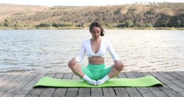Dışarıda uzanan bir kadın. Spor kıyafetleri ve ısınma sporu eğitimi aldım. Fitness kadın spor egzersizi.  
