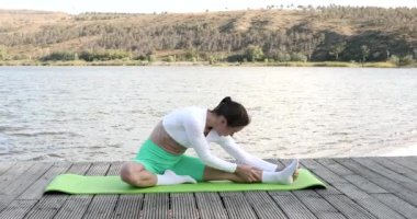 Dışarıda uzanan bir kadın. Spor kıyafetleri ve ısınma sporu eğitimi aldım. Fitness kadın spor egzersizi.  