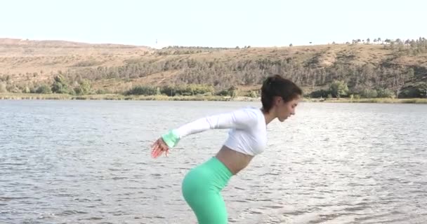 Atletisch Vrouwtje Heeft Ochtend Training Training Spieren Sterke Fitness Weerstand — Stockvideo