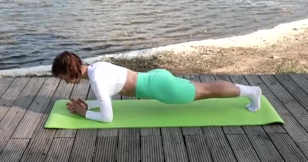 Femme Sportive Concentrée Entraînant Planches Debout Plein Air Sur Tapis — Video