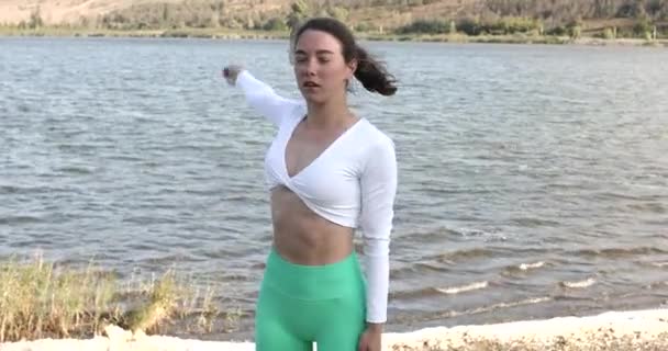 Een Vrouw Die Zich Uitrekt Opwarmt Fit Sport Vrouw Stretching — Stockvideo