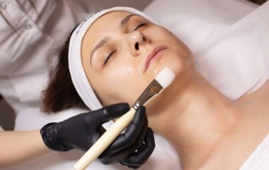 Kozmetik güzellik prosedürü. Genç kadın cilt bakımı. Yenilenme tedavisi. Yüz kimyasal soyma terapisi..             