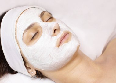 Yüz maskesi, spa güzellik bakımı. Kadın spa Salonu, Cilt Bakımı yüz kil maskesi uygulama.    