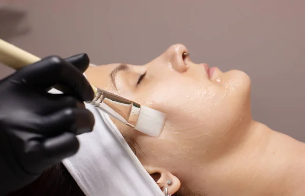 Procedimiento Belleza Cosmetología Cuidado Piel Mujer Joven Tratamiento Rejuvenecimiento Terapia — Foto de Stock