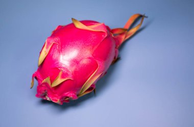 Ejderha meyvesinin yakın plan görüntüsü, mavi arka planda egzotik ejderha meyvesi. Pitahaya.            