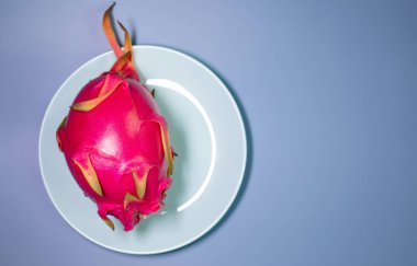 Ejderha meyvesinin yakın plan görüntüsü, mavi arka planda egzotik ejderha meyvesi. Pitahaya.            